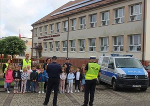 "Bezpieczna droga do szkoły" - policjanci uczyli dzieci prawidłowego przekraczania jezdni