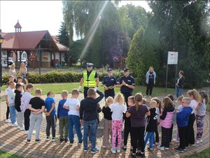 "Bezpieczna droga do szkoły" - policjanci uczyli dzieci prawidłowego przekraczania jezdni.