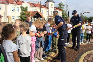 "Bezpieczna droga do szkoły" - policjanci uczyli dzieci prawidłowego przekraczania jezdni.