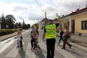 "Bezpieczna droga do szkoły" - policjanci uczyli dzieci prawidłowego przekraczania jezdni.