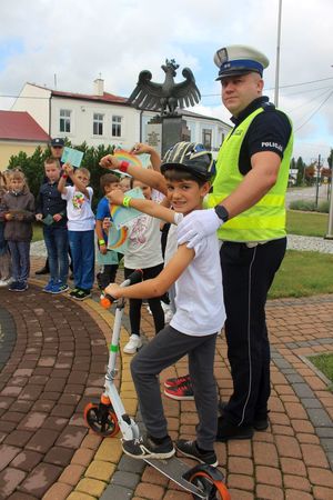 "Bezpieczna droga do szkoły" - policjanci uczyli dzieci prawidłowego przekraczania jezdni.