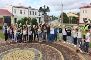 "Bezpieczna droga do szkoły" - policjanci uczyli dzieci prawidłowego przekraczania jezdni