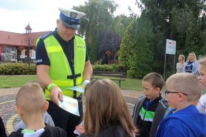 "Bezpieczna droga do szkoły" - policjanci uczyli dzieci prawidłowego przekraczania jezdni.