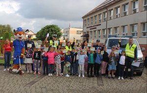 "Bezpieczna droga do szkoły" - policjanci uczyli dzieci prawidłowego przekraczania jezdni.