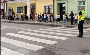 "Bezpieczna droga do szkoły" - policjanci uczyli dzieci prawidłowego przekraczania jezdni