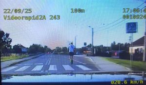 W poniedziałek po godz. 17, w miejscowości Jadachy (gmina Nowa Dęba) policjanci ruchu drogowego prowadząc rutynową kontrolę, zauważyli kierującego hulajnogą elektryczną, który poruszał się jezdnią z bardzo dużą prędkością. Młody kierowca na widok radiowozu, zjechał z pasa drogi i kontynuował jadę wąskim chodnikiem. Stwarzając zagrożenie dla siebie i innych uczestników ruchu przyspieszył i rozpoczął ucieczkę.
  Kierujący hulajnogą nie reagował na wydawane przez mundurowych sygnały świetlne i dźwiękowe, wjechał w rejon, gdzie policjanci nie mogli prowadzić pościgu radiowozem. Po krótkim czasie, funkcjonariusze  zatrzymali rozpędzonego nastolatka na drodze polnej. Okazał się nim 14 – letni mieszkaniec gminy Nowa Dęba. 
Z uwagi, że kierujący był osobą nieletnią, policjanci wezwali na miejsce interwencji ojca 14-latka. Młody kierowca przyznał się mundurowym, że w hulajnodze miał odblokowaną prędkość co pozwoliło mu na bardzo szybką jazdę.
Policjanci dokumentację z interwencji wobec 14-latka, skierują do sądu rodzinnego w Tarnobrzegu, który podejmie dalsze kroki w stosunku do nieletniego kierowcy. Sąd ma możliwość zastosowania wobec niego środków wychowawczych.
Policja:
Apelujemy do rodziców, by interesowali się tym, jak i czym poruszają się ich dzieci. Przypomina też, że hulajnogi mają jasno określone przepisy — mogą jeździć tylko po wyznaczonych drogach, a ich prędkość nie powinna przekraczać 20 km/h.