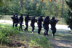 Policjanci z Komendy Miejskiej Policji w Tarnobrzegu, Oddziału Prewencji Policji w Rzeszowie oraz Komisariatu Policji w Nowej Dębie wzięli udział w ćwiczeniach obronnych z zakresu ochrony ludności i obrony cywilnej pn.”Dęba 2025”. Przedsięwzięcie odbyło się na terenie gminy Nowa Dęba.  Zasadniczym celem akcji było przygotowanie służb do podejmowania działań ratowniczych i poszukiwawczych oraz właściwego reagowania w sytuacji wystąpienia zagrożeń związanych z atakami terrorystycznymi.