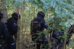 Policjanci z Komendy Miejskiej Policji w Tarnobrzegu, Oddziału Prewencji Policji w Rzeszowie oraz Komisariatu Policji w Nowej Dębie wzięli udział w ćwiczeniach obronnych z zakresu ochrony ludności i obrony cywilnej pn.”Dęba 2025”. Przedsięwzięcie odbyło się na terenie gminy Nowa Dęba.  Zasadniczym celem akcji było przygotowanie służb do podejmowania działań ratowniczych i poszukiwawczych oraz właściwego reagowania w sytuacji wystąpienia zagrożeń związanych z atakami terrorystycznymi.