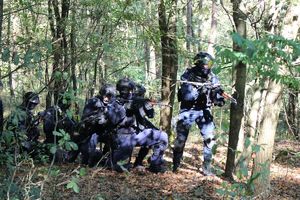 Policjanci z Komendy Miejskiej Policji w Tarnobrzegu, Oddziału Prewencji Policji w Rzeszowie oraz Komisariatu Policji w Nowej Dębie wzięli udział w ćwiczeniach obronnych z zakresu ochrony ludności i obrony cywilnej pn.”Dęba 2025”. Przedsięwzięcie odbyło się na terenie gminy Nowa Dęba.  Zasadniczym celem akcji było przygotowanie służb do podejmowania działań ratowniczych i poszukiwawczych oraz właściwego reagowania w sytuacji wystąpienia zagrożeń związanych z atakami terrorystycznymi.