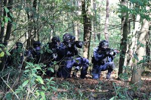 Policjanci z Komendy Miejskiej Policji w Tarnobrzegu, Oddziału Prewencji Policji w Rzeszowie oraz Komisariatu Policji w Nowej Dębie wzięli udział w ćwiczeniach obronnych z zakresu ochrony ludności i obrony cywilnej pn.”Dęba 2025”. Przedsięwzięcie odbyło się na terenie gminy Nowa Dęba.  Zasadniczym celem akcji było przygotowanie służb do podejmowania działań ratowniczych i poszukiwawczych oraz właściwego reagowania w sytuacji wystąpienia zagrożeń związanych z atakami terrorystycznymi.