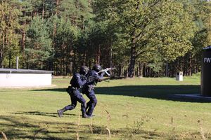 Policjanci z Komendy Miejskiej Policji w Tarnobrzegu, Oddziału Prewencji Policji w Rzeszowie oraz Komisariatu Policji w Nowej Dębie wzięli udział w ćwiczeniach obronnych z zakresu ochrony ludności i obrony cywilnej pn.”Dęba 2025”. Przedsięwzięcie odbyło się na terenie gminy Nowa Dęba.  Zasadniczym celem akcji było przygotowanie służb do podejmowania działań ratowniczych i poszukiwawczych oraz właściwego reagowania w sytuacji wystąpienia zagrożeń związanych z atakami terrorystycznymi.