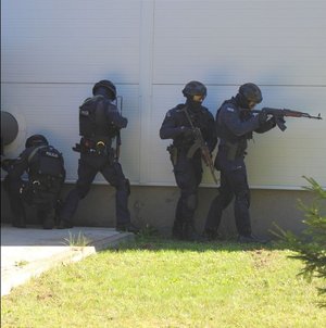 Policjanci z Komendy Miejskiej Policji w Tarnobrzegu, Oddziału Prewencji Policji w Rzeszowie oraz Komisariatu Policji w Nowej Dębie wzięli udział w ćwiczeniach obronnych z zakresu ochrony ludności i obrony cywilnej pn.”Dęba 2025”. Przedsięwzięcie odbyło się na terenie gminy Nowa Dęba.  Zasadniczym celem akcji było przygotowanie służb do podejmowania działań ratowniczych i poszukiwawczych oraz właściwego reagowania w sytuacji wystąpienia zagrożeń związanych z atakami terrorystycznymi.