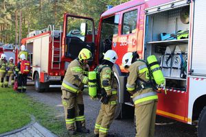 Policjanci z Komendy Miejskiej Policji w Tarnobrzegu, Oddziału Prewencji Policji w Rzeszowie oraz Komisariatu Policji w Nowej Dębie wzięli udział w ćwiczeniach obronnych z zakresu ochrony ludności i obrony cywilnej pn.”Dęba 2025”. Przedsięwzięcie odbyło się na terenie gminy Nowa Dęba.  Zasadniczym celem akcji było przygotowanie służb do podejmowania działań ratowniczych i poszukiwawczych oraz właściwego reagowania w sytuacji wystąpienia zagrożeń związanych z atakami terrorystycznymi.
