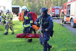 Policjanci z Komendy Miejskiej Policji w Tarnobrzegu, Oddziału Prewencji Policji w Rzeszowie oraz Komisariatu Policji w Nowej Dębie wzięli udział w ćwiczeniach obronnych z zakresu ochrony ludności i obrony cywilnej pn.”Dęba 2025”. Przedsięwzięcie odbyło się na terenie gminy Nowa Dęba.  Zasadniczym celem akcji było przygotowanie służb do podejmowania działań ratowniczych i poszukiwawczych oraz właściwego reagowania w sytuacji wystąpienia zagrożeń związanych z atakami terrorystycznymi.