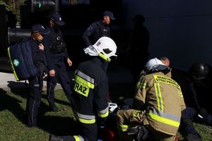 Policjanci z Komendy Miejskiej Policji w Tarnobrzegu, Oddziału Prewencji Policji w Rzeszowie oraz Komisariatu Policji w Nowej Dębie wzięli udział w ćwiczeniach obronnych z zakresu ochrony ludności i obrony cywilnej pn.”Dęba 2025”. Przedsięwzięcie odbyło się na terenie gminy Nowa Dęba.  Zasadniczym celem akcji było przygotowanie służb do podejmowania działań ratowniczych i poszukiwawczych oraz właściwego reagowania w sytuacji wystąpienia zagrożeń związanych z atakami terrorystycznymi.