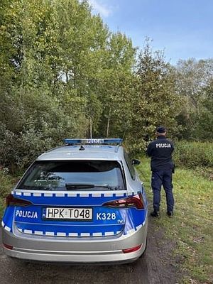Policjanci podczas poszukiwania mężczyzny,który zgubił się w lesie zbierając grzyby