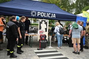 Policjanci oraz odwiedzający policyjne stoiska podczas ćwiczeń SAREX.