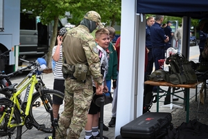 Policjanci oraz odwiedzający policyjne stoiska podczas ćwiczeń SAREX.