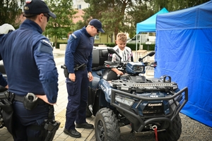 Policjanci oraz odwiedzający policyjne stoiska podczas ćwiczeń SAREX.