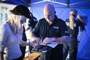 Policjanci oraz odwiedzający policyjne stoiska podczas ćwiczeń SAREX.