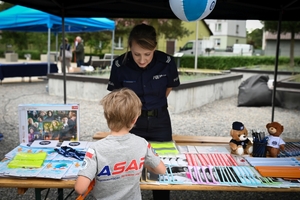 Policjanci oraz odwiedzający policyjne stoiska podczas ćwiczeń SAREX.
