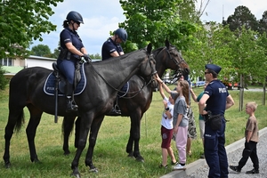 Policjanci oraz odwiedzający policyjne stoiska podczas ćwiczeń SAREX.