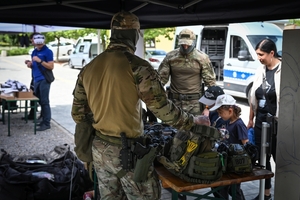 Policjanci oraz odwiedzający policyjne stoiska podczas ćwiczeń SAREX.