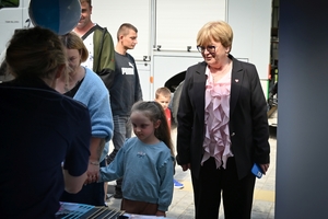Policjanci oraz odwiedzający policyjne stoiska podczas ćwiczeń SAREX.