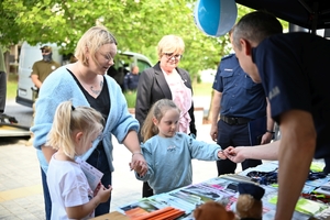 Policjanci oraz odwiedzający policyjne stoiska podczas ćwiczeń SAREX.
