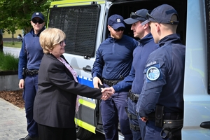 Policjanci oraz odwiedzający policyjne stoiska podczas ćwiczeń SAREX.