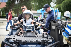 Policjanci oraz odwiedzający policyjne stoiska podczas ćwiczeń SAREX.
