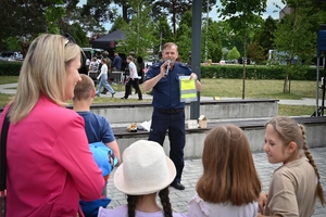 Policjanci oraz odwiedzający policyjne stoiska podczas ćwiczeń SAREX.
