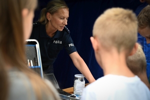 Policjanci oraz odwiedzający policyjne stoiska podczas ćwiczeń SAREX.