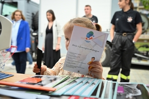 Policjanci oraz odwiedzający policyjne stoiska podczas ćwiczeń SAREX.