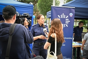 Policjanci oraz odwiedzający policyjne stoiska podczas ćwiczeń SAREX.
