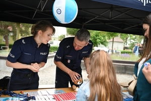 Policjanci oraz odwiedzający policyjne stoiska podczas ćwiczeń SAREX.
