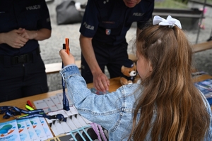 Policjanci oraz odwiedzający policyjne stoiska podczas ćwiczeń SAREX.