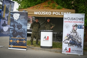 Policjanci oraz odwiedzający policyjne stoiska podczas ćwiczeń SAREX.
