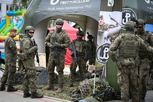 Policjanci oraz odwiedzający policyjne stoiska podczas ćwiczeń SAREX.