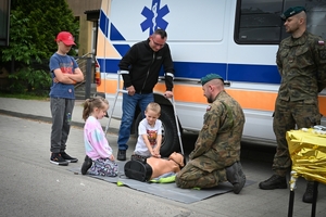 Policjanci oraz odwiedzający policyjne stoiska podczas ćwiczeń SAREX.