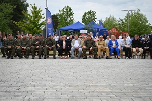 Policjanci oraz odwiedzający policyjne stoiska podczas ćwiczeń SAREX.