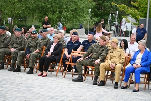 Policjanci oraz odwiedzający policyjne stoiska podczas ćwiczeń SAREX.