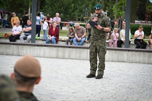 Policjanci oraz odwiedzający policyjne stoiska podczas ćwiczeń SAREX.