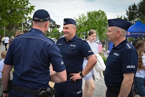 Policjanci oraz odwiedzający policyjne stoiska podczas ćwiczeń SAREX.