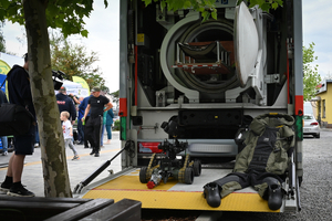 Policjanci oraz odwiedzający policyjne stoiska podczas ćwiczeń SAREX.