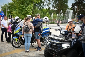 Policjanci oraz odwiedzający policyjne stoiska podczas ćwiczeń SAREX.