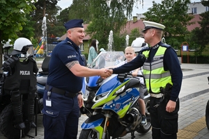 Policjanci oraz odwiedzający policyjne stoiska podczas ćwiczeń SAREX.
