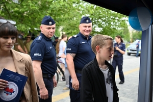 Policjanci oraz odwiedzający policyjne stoiska podczas ćwiczeń SAREX.