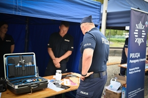 Policjanci oraz odwiedzający policyjne stoiska podczas ćwiczeń SAREX.