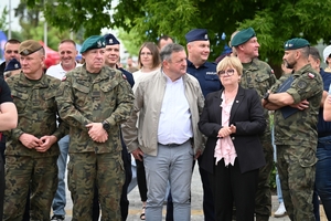 Policjanci oraz odwiedzający policyjne stoiska podczas ćwiczeń SAREX.
